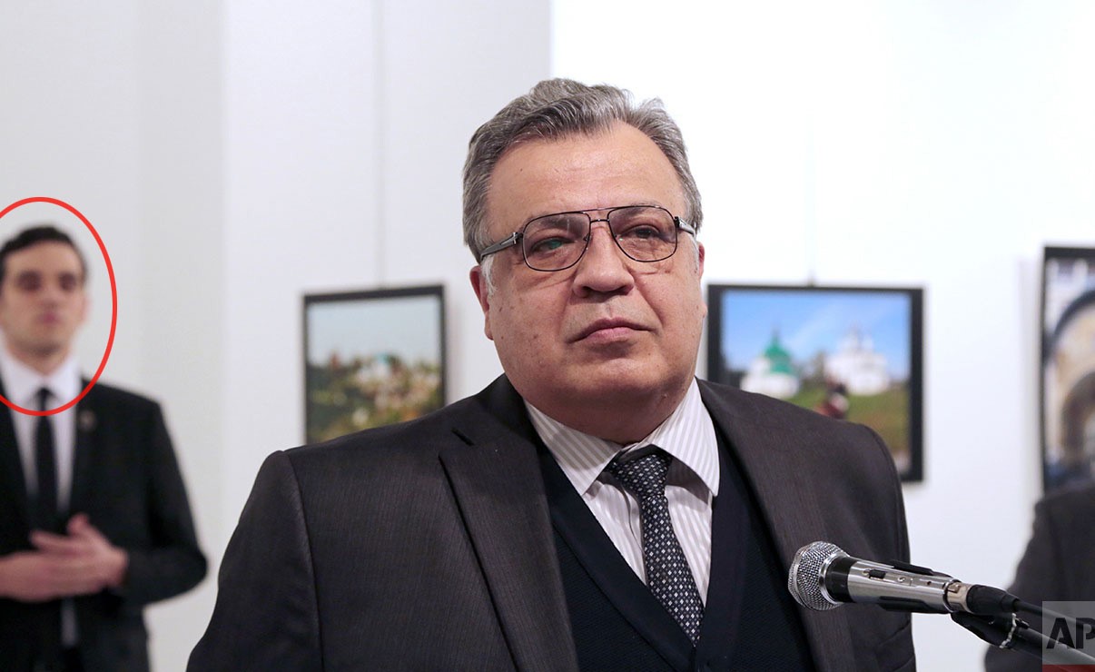 ملتقط صورة قاتل السفير الروسي.. يكشف مفاجأة غريبة!