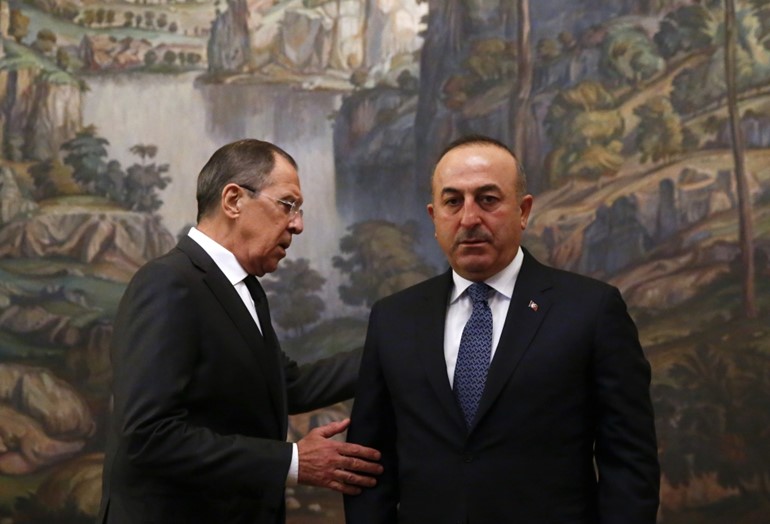 وزيرا خارجية روسيا سيرجي لافروف وتركيا مولود جاويش أوغلو قبيل اجتماعهم اليوم في موسكو بشأن الأزمة السورية