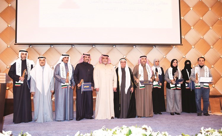  البغلي مع عدد من المكرمين﻿