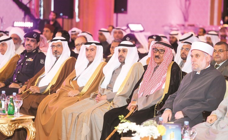 محمد الجبري ومحمد الجلاهمة وأحمد الكليب في مقدمة الحضور خلال افتتاح الملتقى ﻿