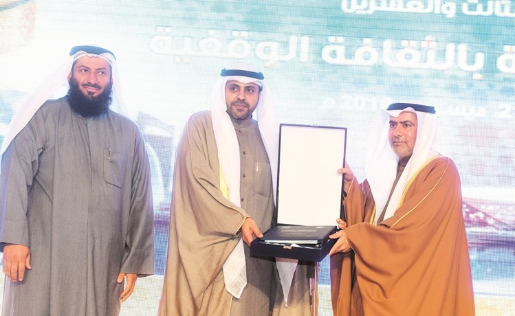 الجبري يتسلم موسوعة الوقف من الجلاهمة ﻿