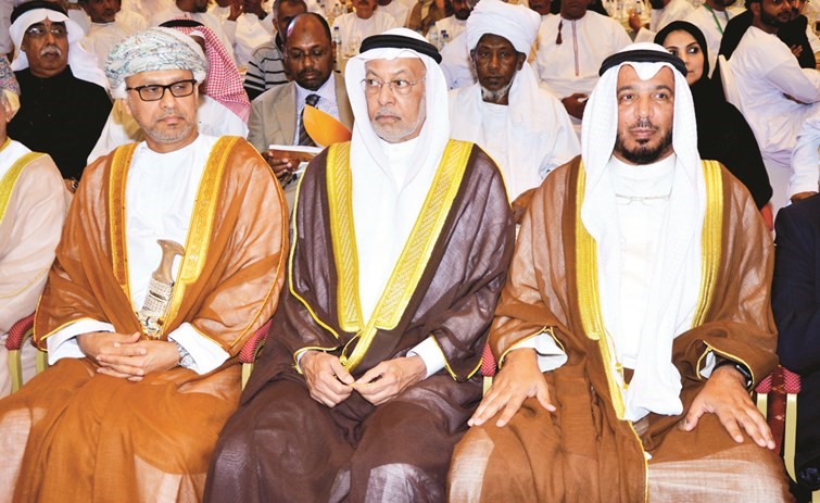 المعتوق في مقدمة الحضور﻿