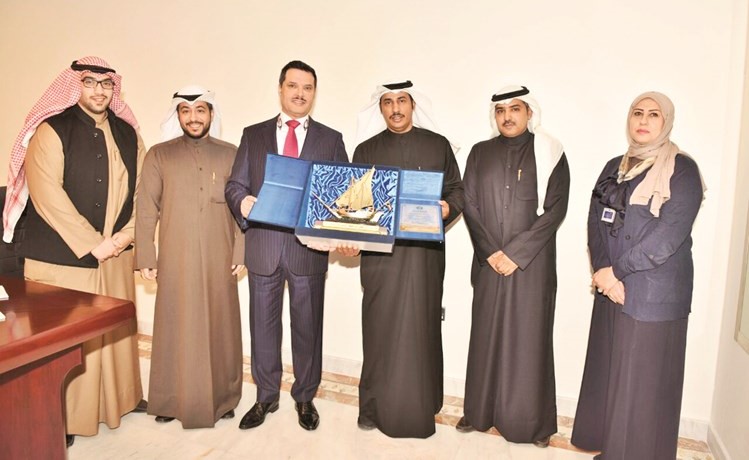 د.جمال الحربي وبندر العنزي يتوسطان أعضاء جمعية التمريض خلال الاجتماع ﻿