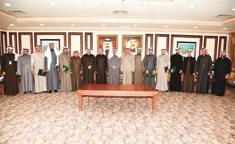 الفريق متقاعد ثابت المهنا متوسطا اعضاء الفريق خلال حفل التكريم﻿