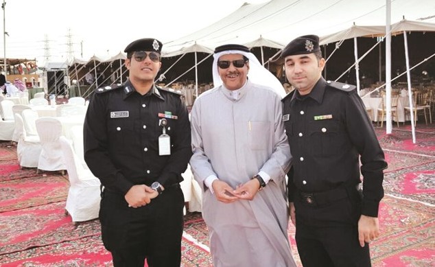 الفريق م. طارق حمادة في صورة تذكارية مع المقدم ناصر أبوصليب والرائد عثمان الغريب ﻿