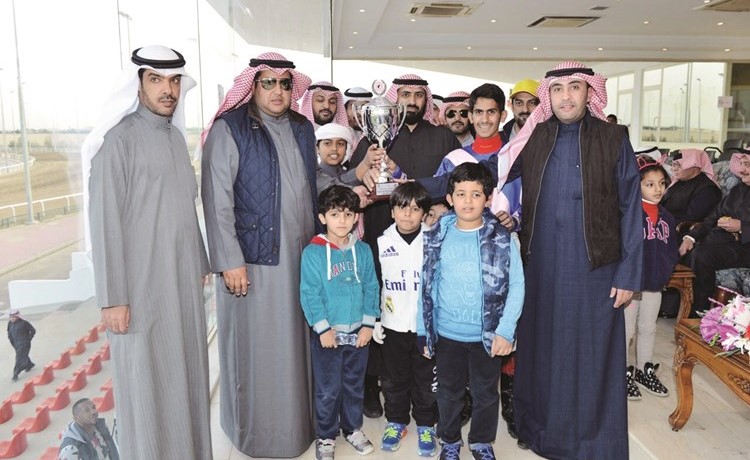 الشيخ عبدالله السلمان يقدم كأس وزير الديوان الأميري للرشيدي ﻿