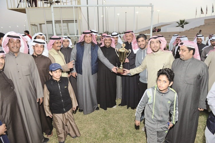 علي ناصر الجبري يقدم الكأس الى اسطبل أبناء نايف الدبوس﻿
