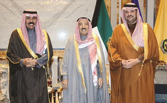 صاحب السمو الأمير مستقبلا صاحب السمو الملكي الأمير د. عبدالعزيز بن عبدالرحمن بن عبدالعزيز بحضور سمو ولي العهد الشيخ نواف الاحمد ﻿
