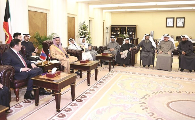 الرئيس الغانم مستقبلا رئيس برلمان منغوليا ويبدو نائبه عيسى الكندري والمراقب نايف المرداس وأحمد الفضل ويوسف الفضالة وأمين السر د.عودة الرويعي﻿