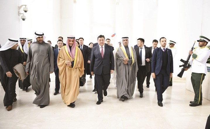 رئيس مجلس الأمة مرزوق الغانم وضيفه رئيس برلمان منغوليا اينخبولد مياغومب والوفد المرافق له أثناء دخولهم مجلس الأمة﻿