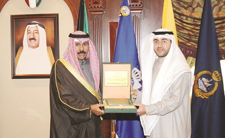 سمو ولي العهد الشيخ نواف الأحمد يتسلم رسالة دكتوراه من د.عبدالله الكمالي﻿