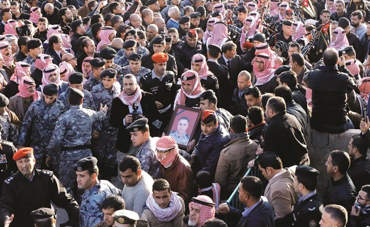 جنازة احد ضحايا الهجوم الارهابي في كرك الاردنية أمس الاول 	(رويترز)﻿