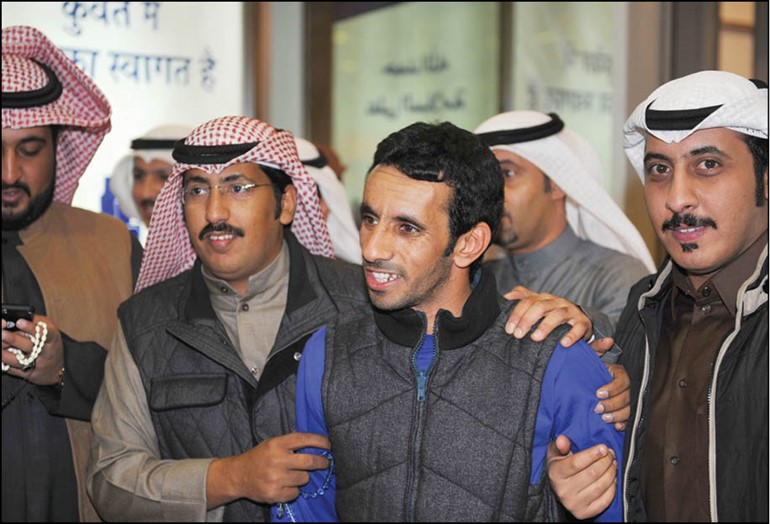 خالد العازمي متوسطا مستقبليه