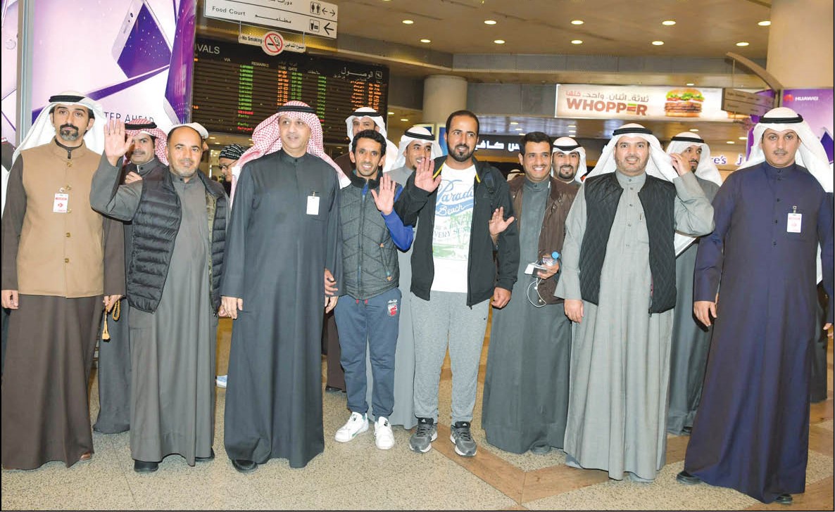النائب حمدان العازمي والسفير سامي الحمد والقنصل فلاح الحجرف مع المواطنين الأربعة العائدين من إيران      (قاسم باشا)