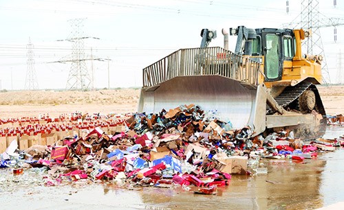 إتلاف 23663 زجاجة خمر على دفعتين