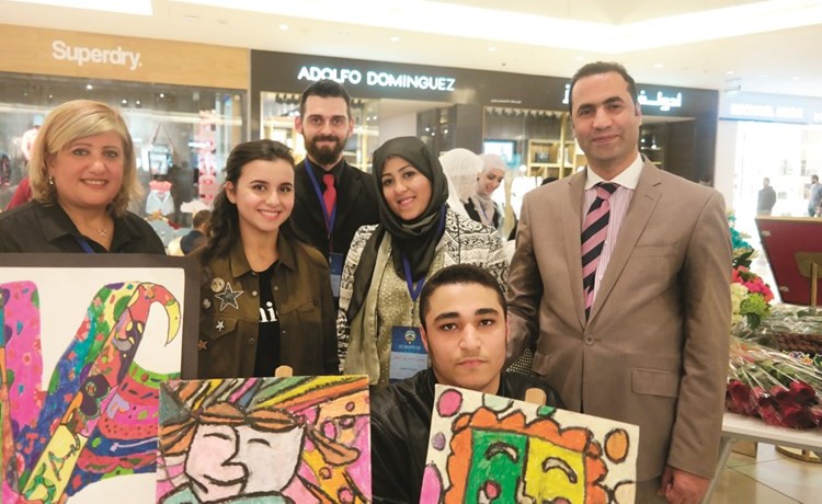 الهيئة التدريسية لمادة التربية الفنية لقسم الاحتـــياجات الخـــاصة مع الطلاب المشاركين ﻿