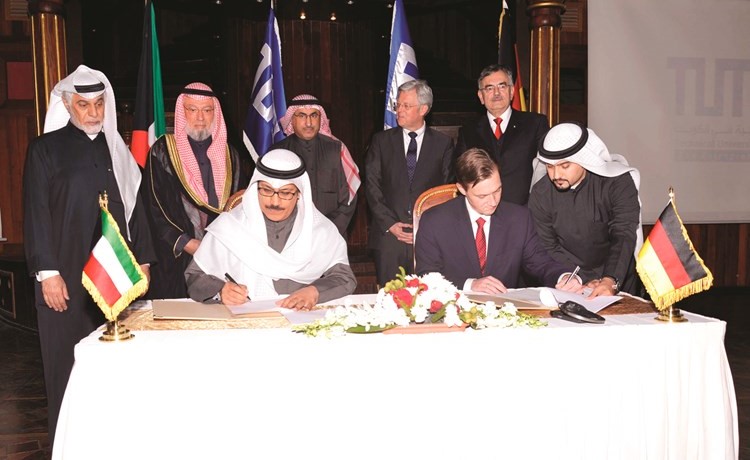 دانييل جوتشالد ود.أحمد الصانع يوقعان العقد	(شانافاس قاسم) ﻿