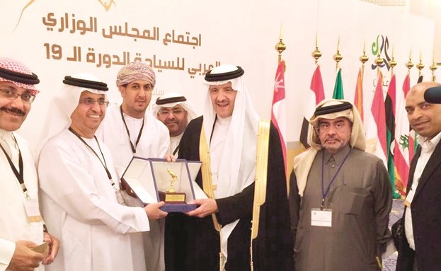 صاحب السمو الملكي الأمير سلطان بن سلمان يتسلم درعا تذكارية من حسين المناعي ﻿