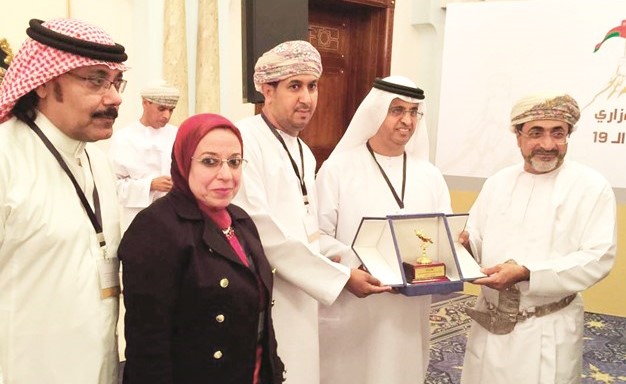 وزير السياحة العماني احمد بن ناصر المحرزي يتسلم درعا تذكارية﻿