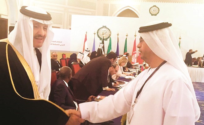 رئيس المركز العربي للاعلام السياحي يصافح الأمير سلطان بن سلمان﻿