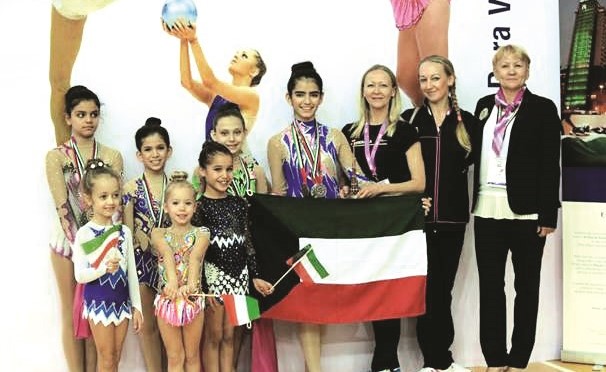 لاعبات النادي يحملن العلم مع المدربة الروسية ﻿