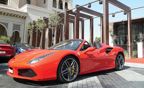 الزميل طلال بارا خلال تجربة القيادة