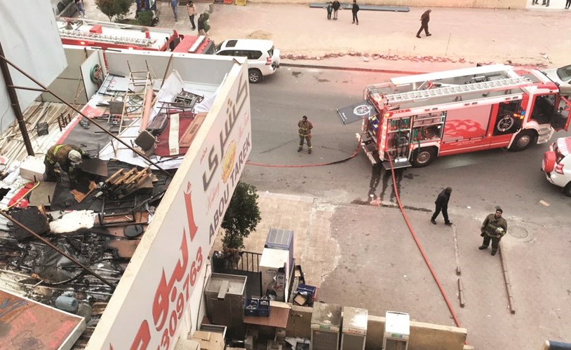 رجال الاطفاء يخمدون الحريق﻿