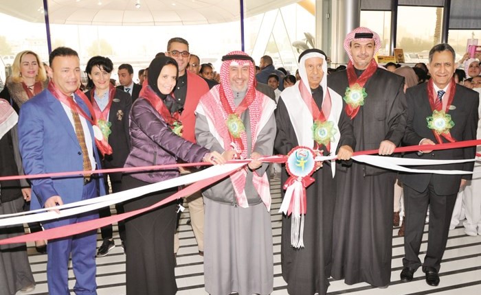الشيخ فهد الجابر والمدير العام فهد الميلم ونائب المدير العام د.فاتن فهد الميلم ود.يوسف الميلم يقصون شريط الحفل﻿