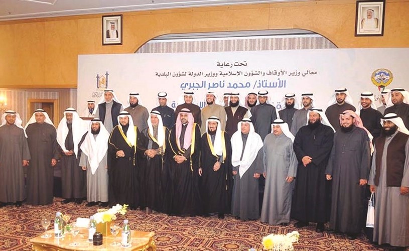 محمد الجبري وم. فريد عمادي يتوسطان المكرمين﻿