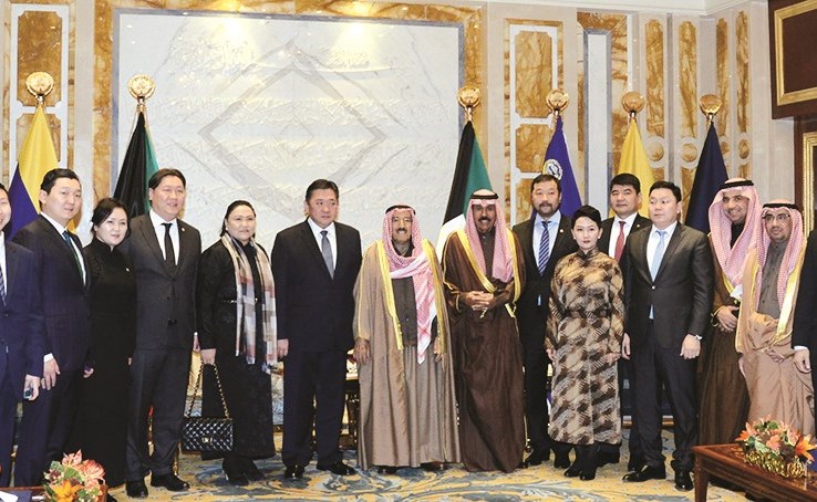 صاحب السمو الأمير الشيخ صباح الأحمد مستقبلا رئيس برلمان منغوليا والوفد المرافق له بحضور سمو ولي العهد الشيخ نواف الأحمد ﻿