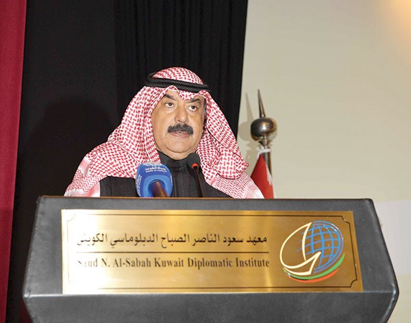 خالد الجارالله متحدثا خلال ندوة في المعهد الديبلوماسي أمس      (قاسم باشا)