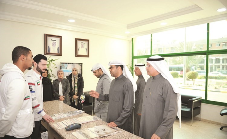 العقيد خالد النجار متوسطا بعض الحضور خلال الحملة (عادل سلامة) ﻿