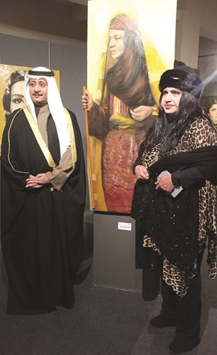 د.بدر الدويش وسلوى أيوب خلال المعرض﻿