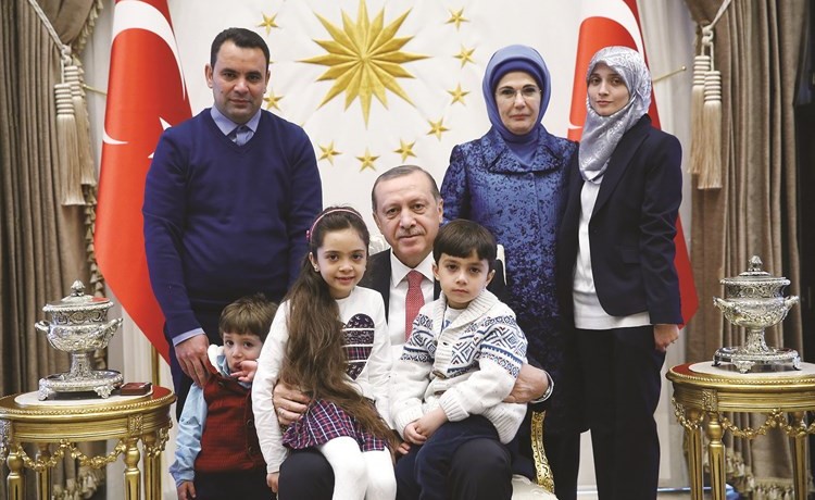 اردوغان مستقبلا عائلة الطلفة بانا العابد	(الاناضول)﻿