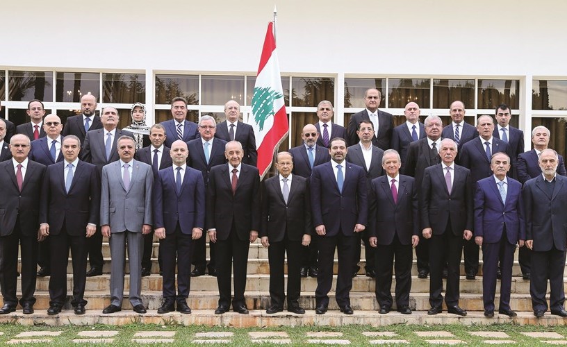 التقاط الصورة التذكارية للحكومة الجديدة على درج حديقة الرؤساء في بعبدا أمس	 (محمود الطويل)﻿