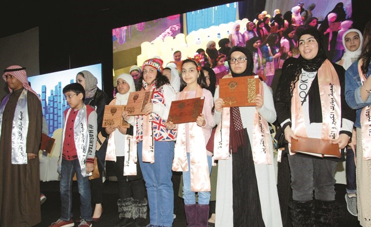 مجموعة من الطالبات الفائقات تسلمن شهادات التفوق﻿