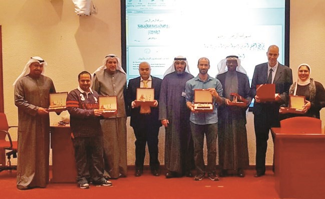 تكريم المشاركين في الندوة﻿