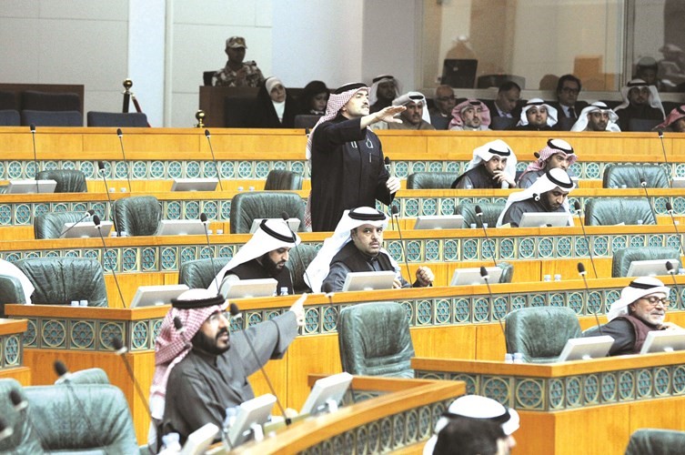 محمد المطير متحدثا اثناء الجلسة﻿