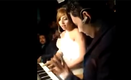 بالفيديو.. أشعلت حفل زفافها برقصها وعزفها حتى أغضبت العريس