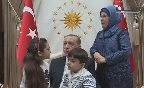 بالفيديو.. اردوغان يستقبل طفلة سورية ابهرت العالم بتغريداتها حول حلب