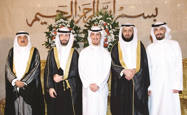 المعرس مع والده وشقيقيه عيسى وعثمان الكندري ووالد العروس عبدالله الحمادي﻿