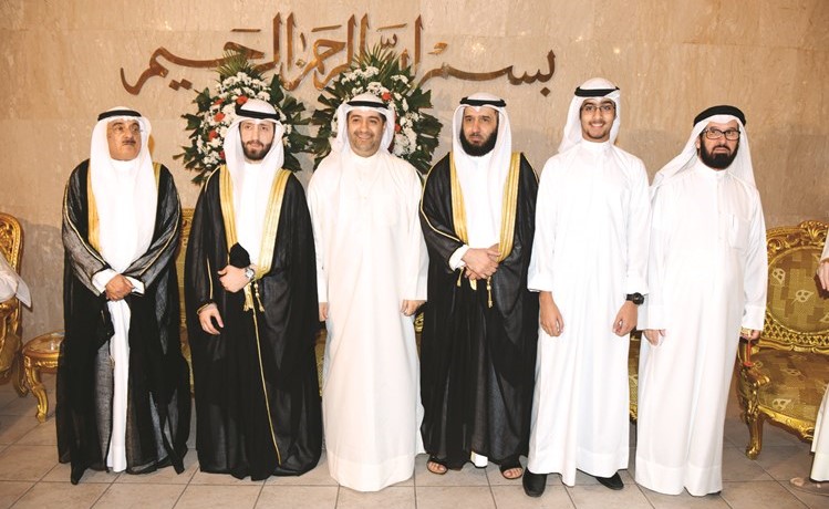 المعرس مع والده وعمه محمد عبدالسلام وخاله عبدالله طالب وضاري عبدالله ووالد العروس عبدالله الحمادي﻿