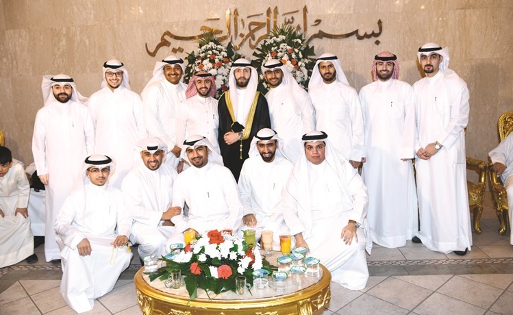 المعرس أحمد وليد الكندري متوسطا عددا من الأصدقاء﻿