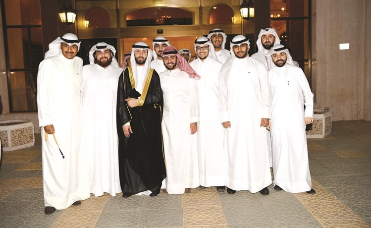  ولقطة للمعرس أحمد وليد الكندري مع عدد من الأصدقاء﻿