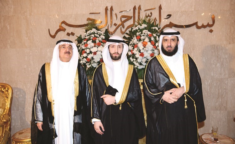 المعرس متوسطا والده وليد الكندري ووالد العروس عبدالله الحمادي ﻿