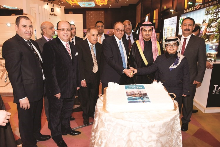 تقطيع كيكة الاحتفال بانطلاق المعرض﻿
