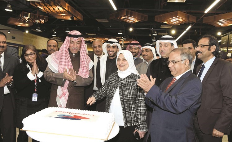 الوزيرة هند الصبيح وعادل الغانم وجاسم الغانم وناصر الغانم والحضور لدى قطع كعكة افتتاح سيتي سنتر بنيد القار﻿