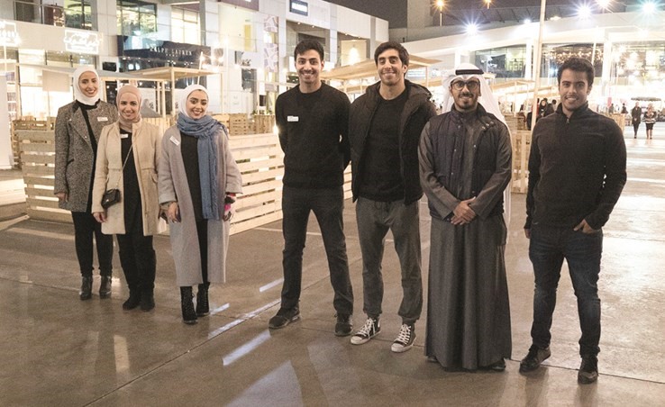 بعض الطلاب مع ممثلي بيتك خلال اللقاء﻿