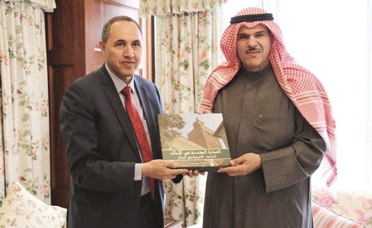 الشيخ سلمان الحمود خلال لقائه وزير الثقافة الجزائري عز الدين ميهوبي ﻿