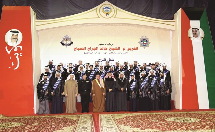 الفريق م.الشيخ خالد الجراح والقيادات الامنية يتوسطون المحققين الجدد في لقطة تذكارية ﻿